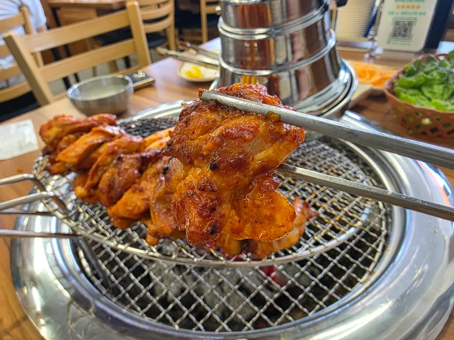 Perfectly cooked charcoal dakgalbi