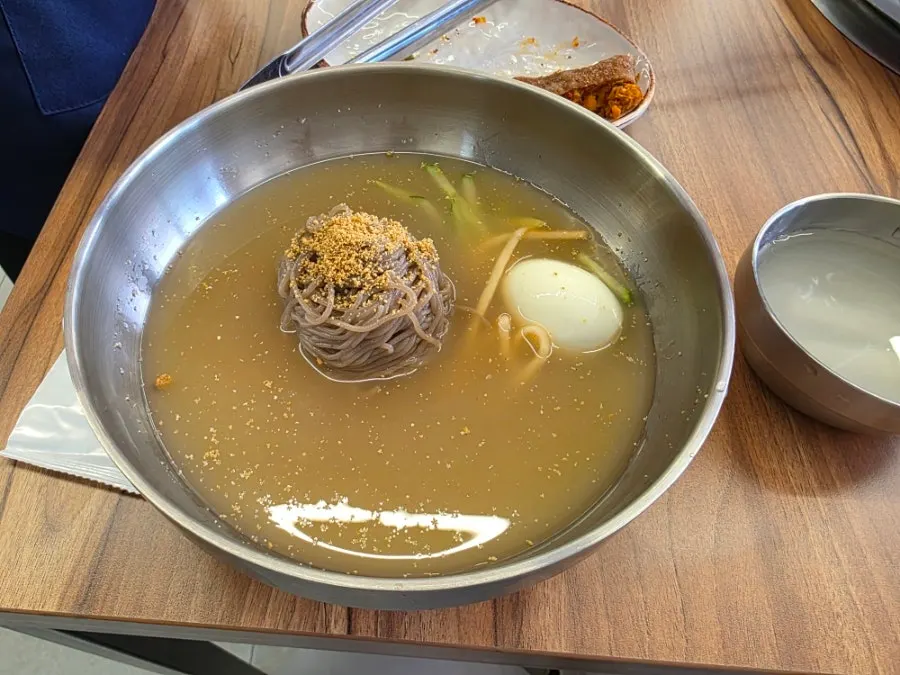 Water makguksu and spicy mixed makguksu