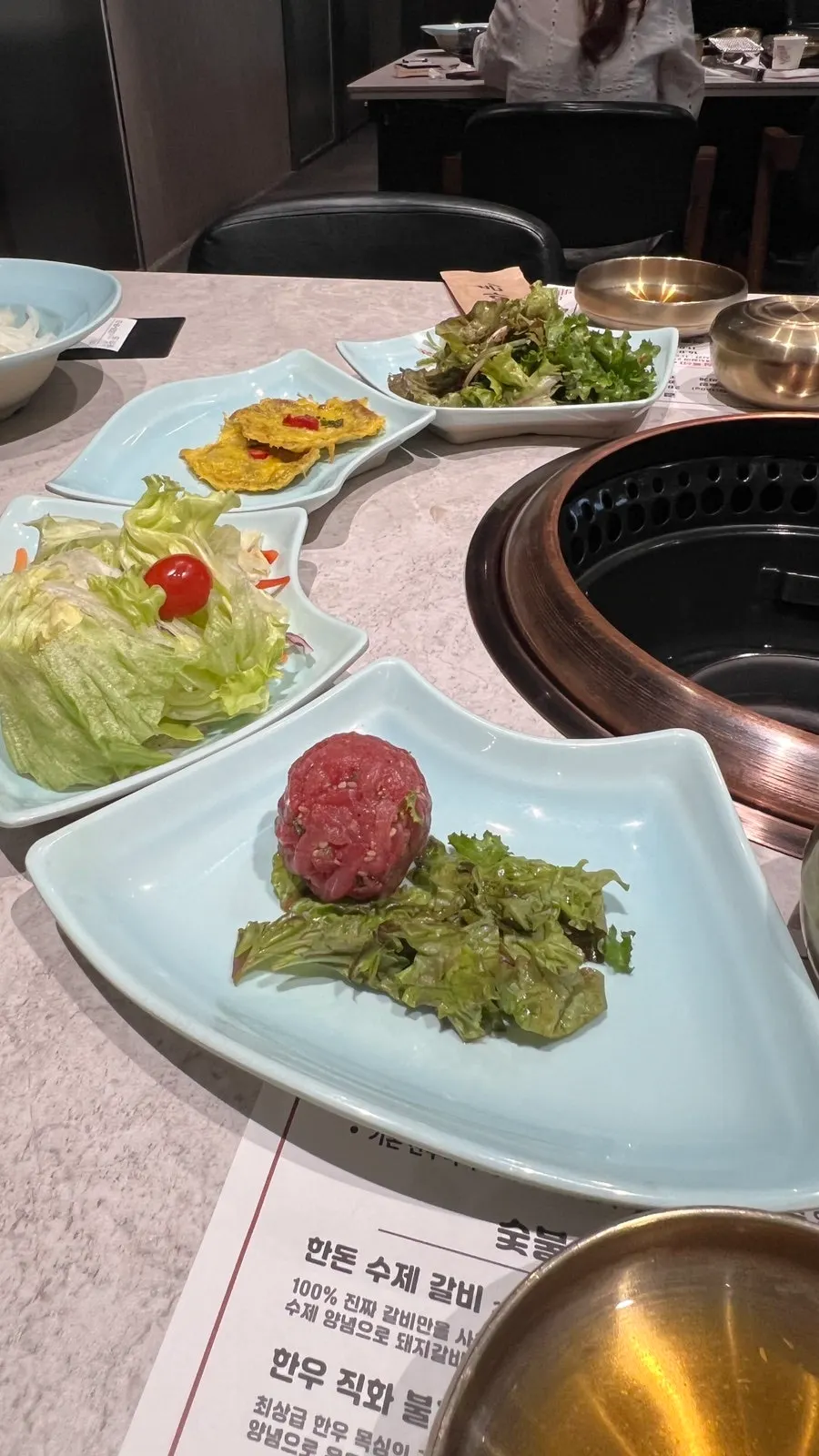 수라상처럼 알록달록하게 담긴 육전 한 접시
