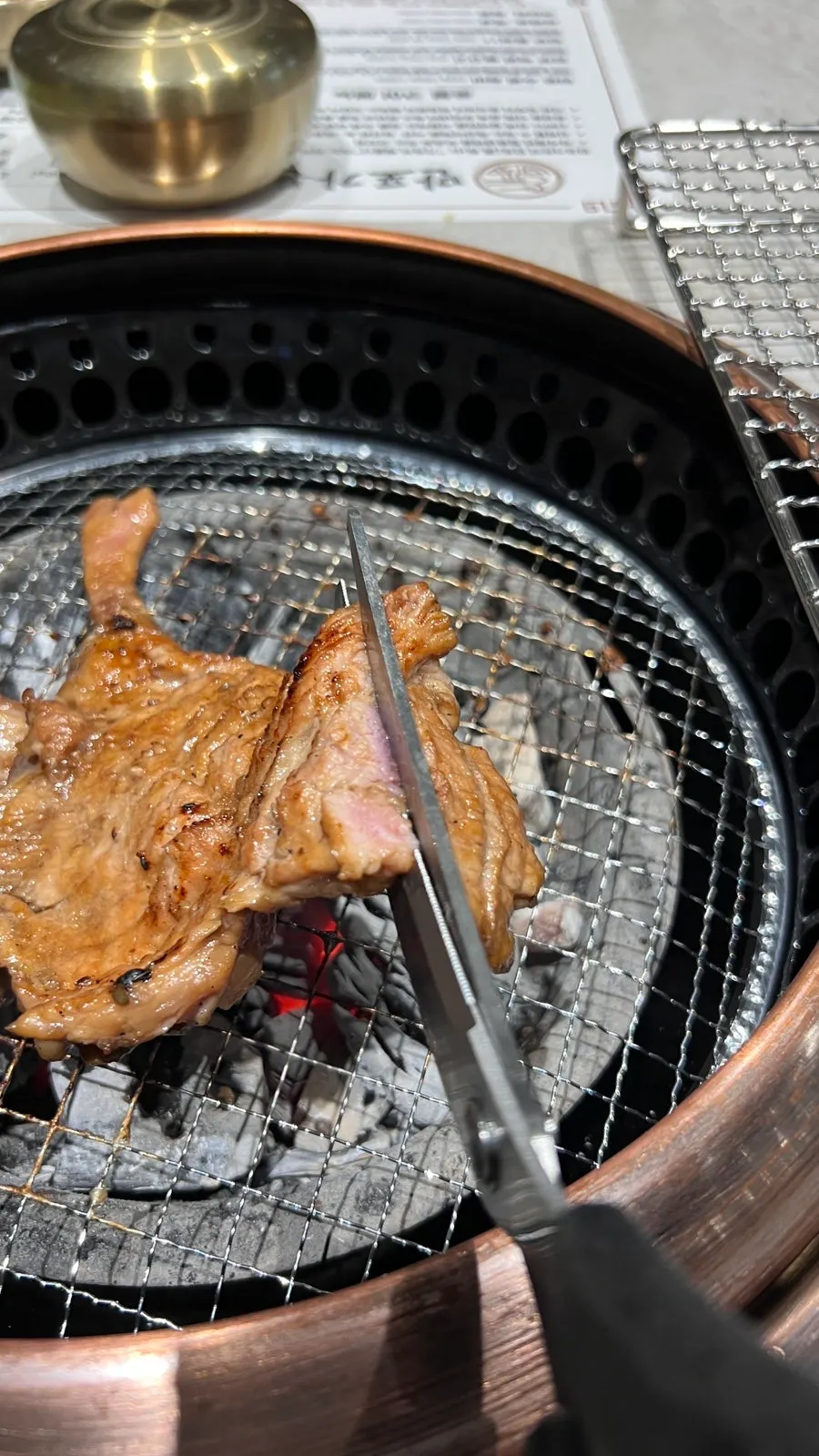 숯불 위에 올린 한돈 수제갈비
