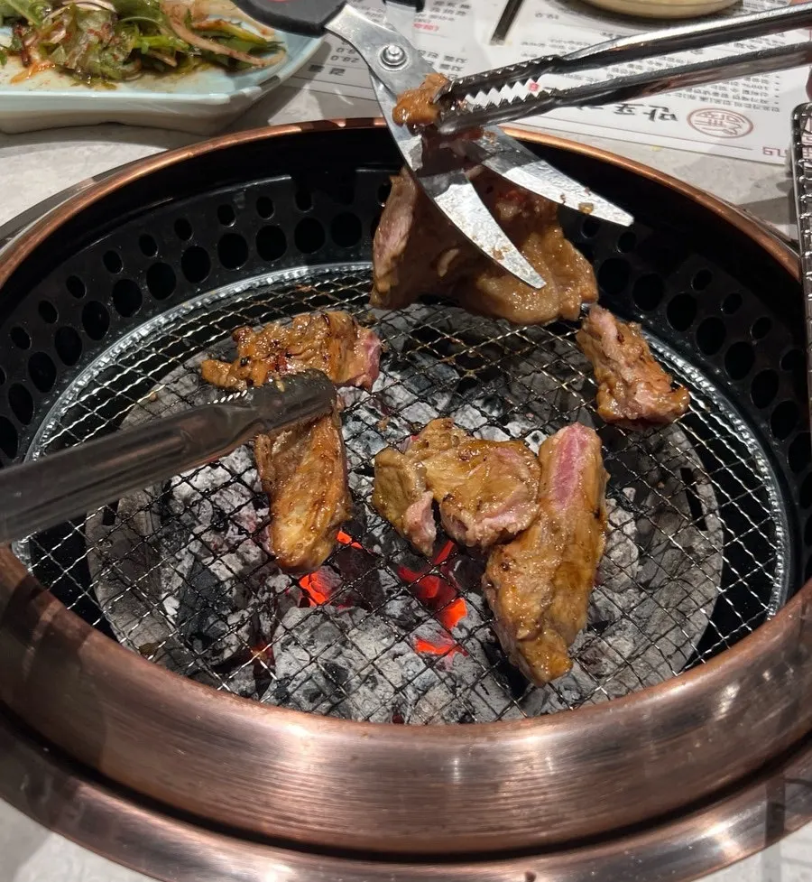 안정적인 숯불에 구워지는 양념갈비