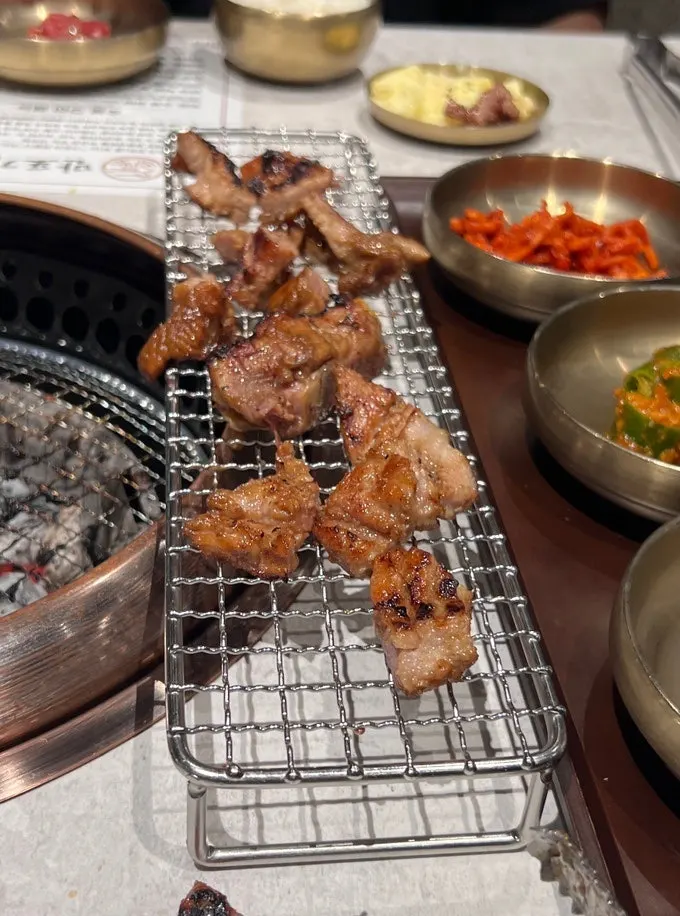 노릇하게 익은 만포가든 한돈 수제갈비