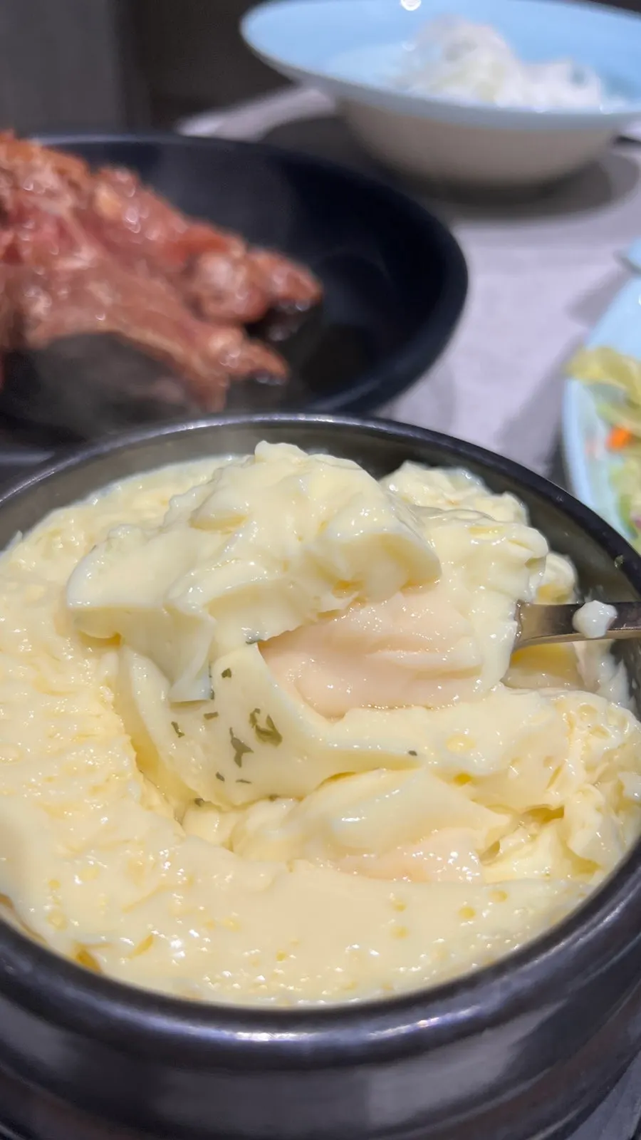 숟가락으로 뜬 부드러운 계란찜 단면