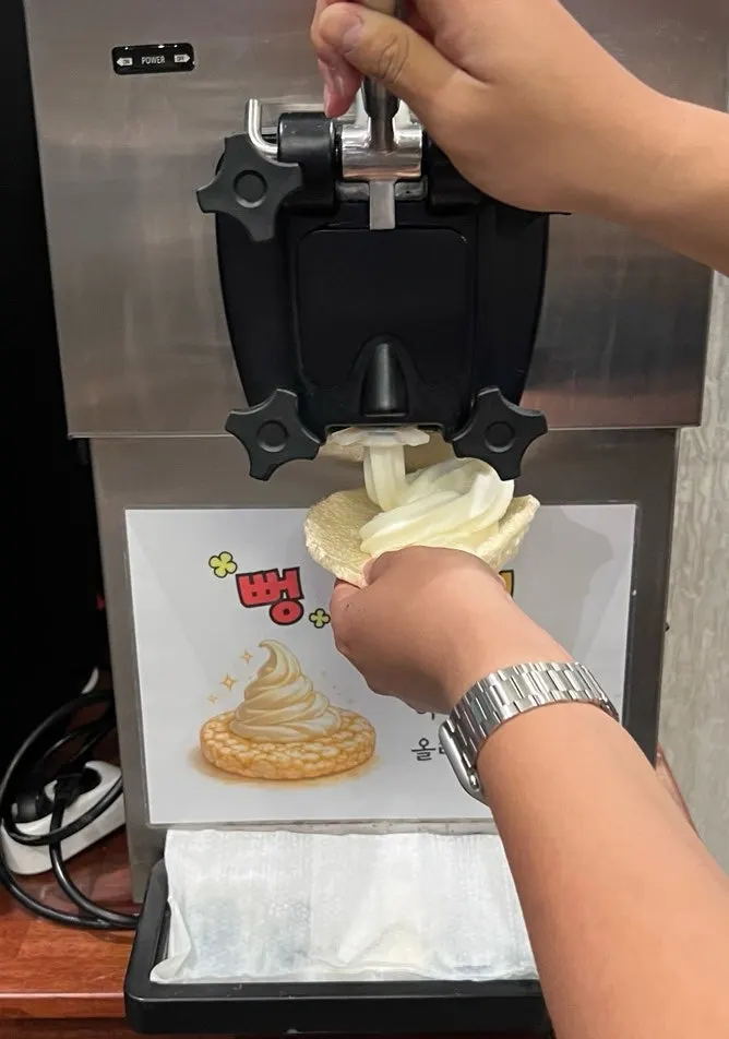 뻥튀기 위에 올린 소프트아이스크림 뻥스크림