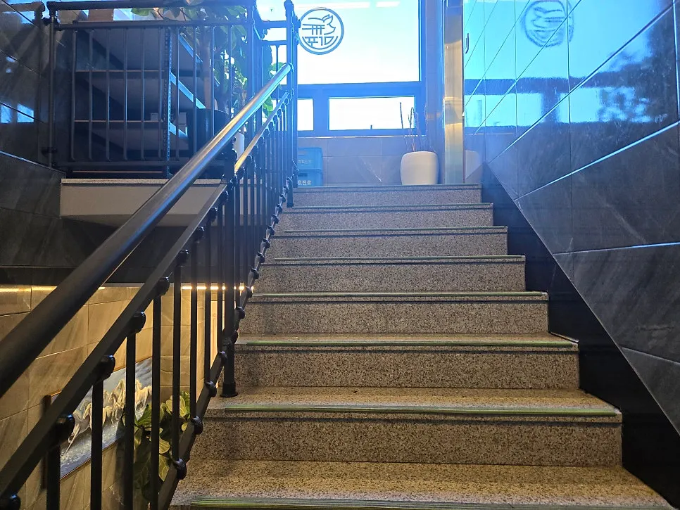 만포갈비 양주본점 1층과 2층 이동 공간