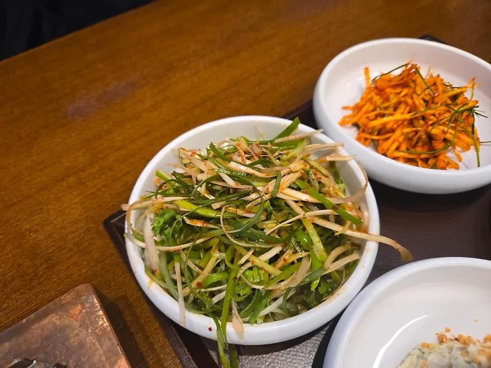 김치를 포함한 밑반찬 구성