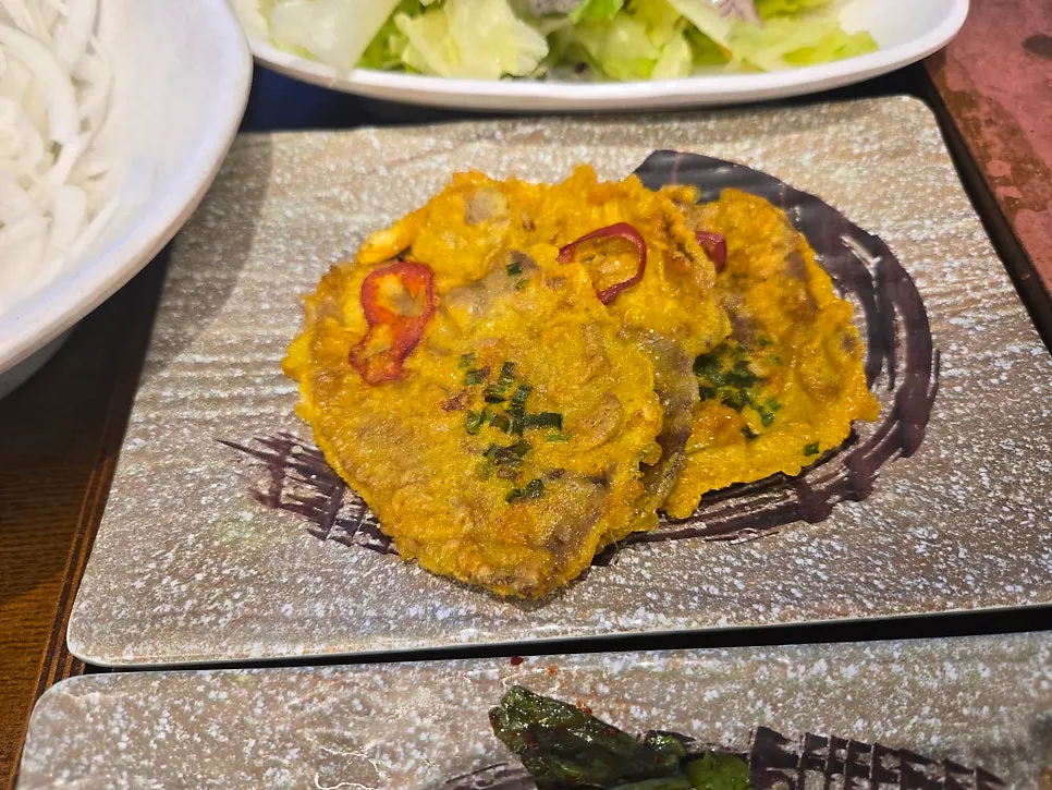 숯불갈비 식사의 육전과 육회 구성