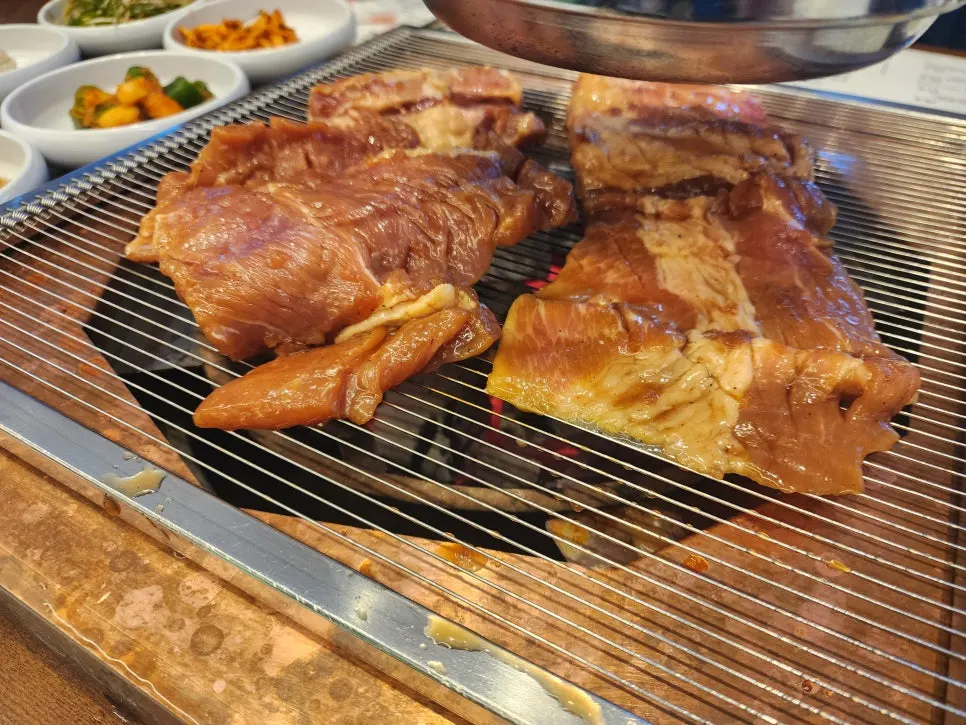 숯불에 구운 한돈 생갈비