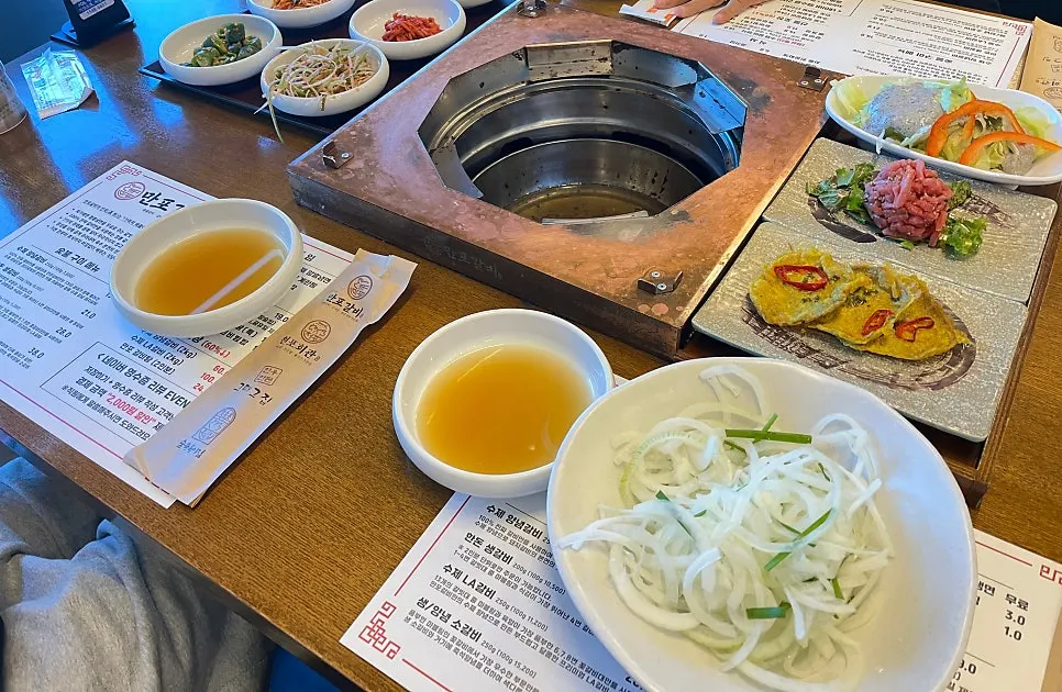 갈비 식사 전 제공된 밑반찬