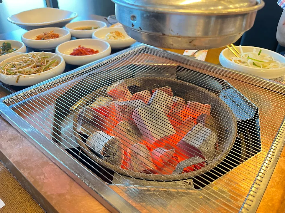 갈비를 굽는 숯불과 집게