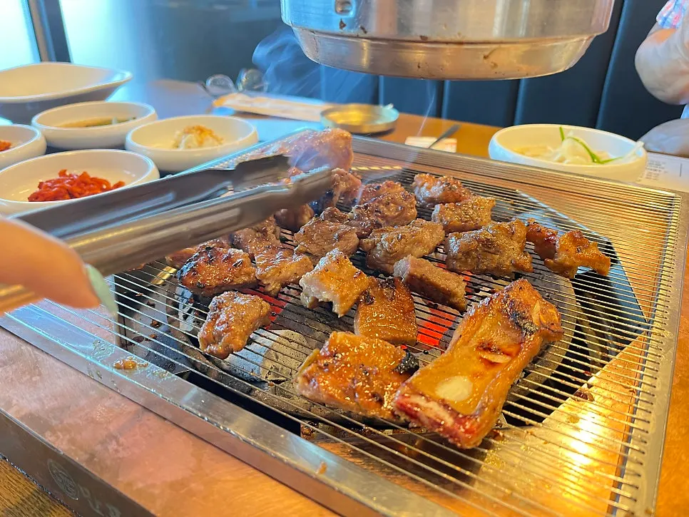 숯불 위에서 구운 갈비