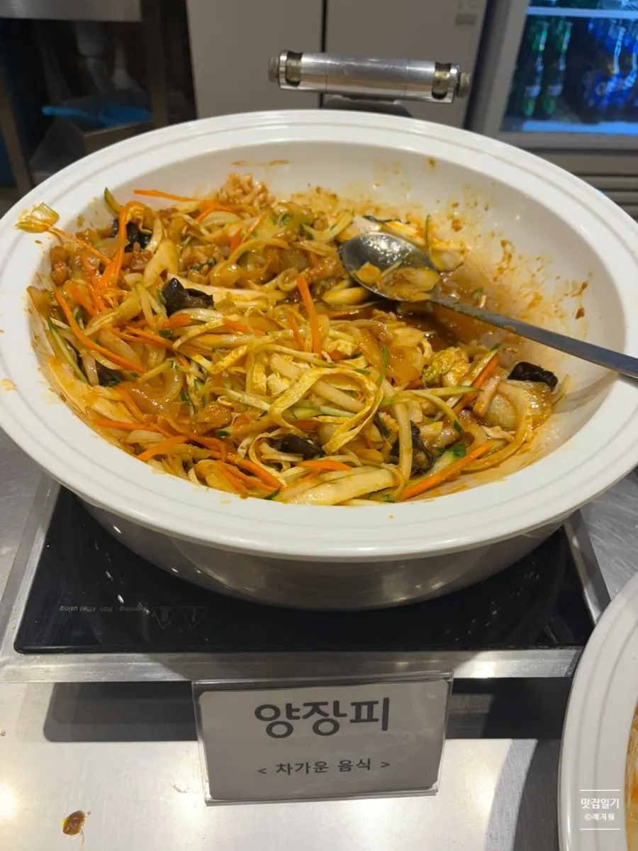 Chinese dishes stocked at the buffet