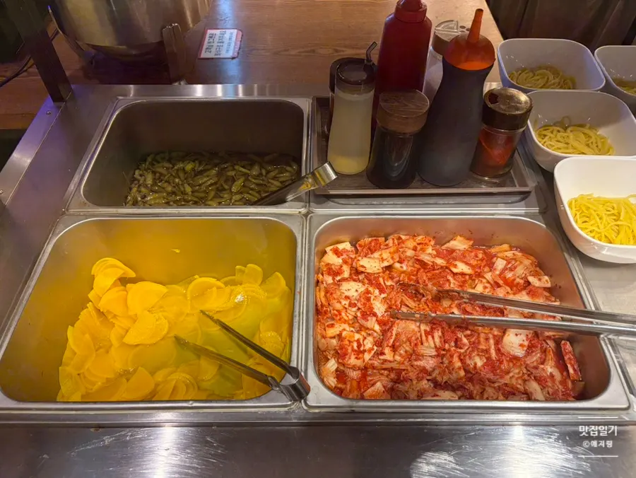 Crab soup and side dishes at the corner