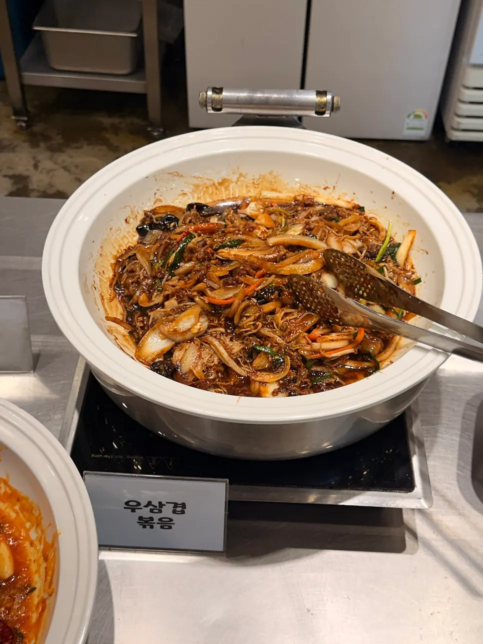 뷔페 라인에 놓인 각종 중국 요리