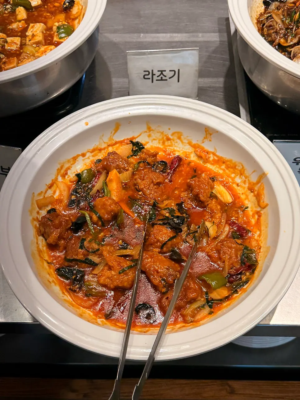 채워지는 중식 뷔페 메뉴 코너