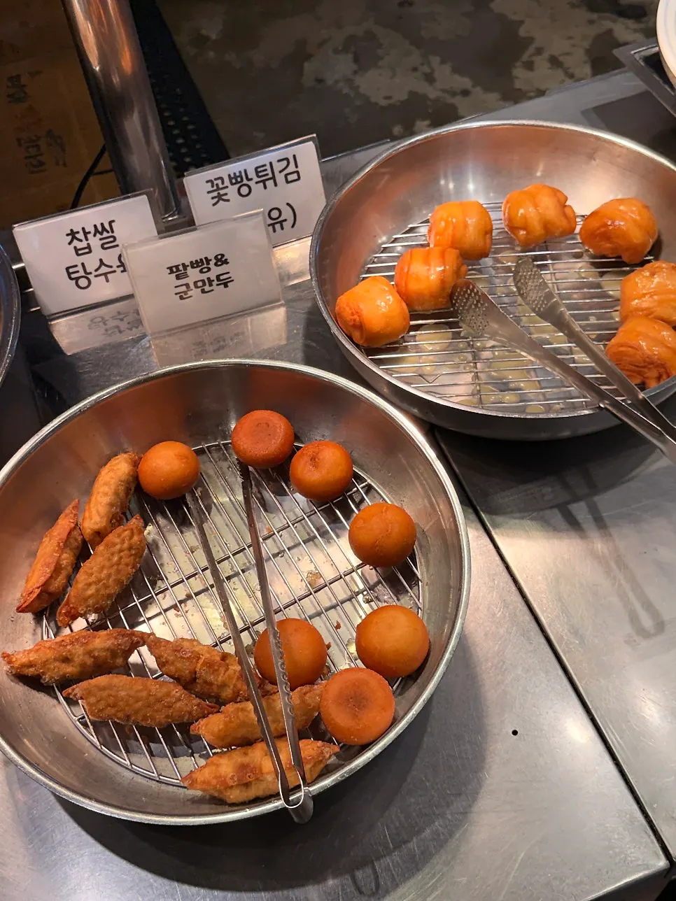 라조기와 마파두부가 담긴 뷔페 트레이