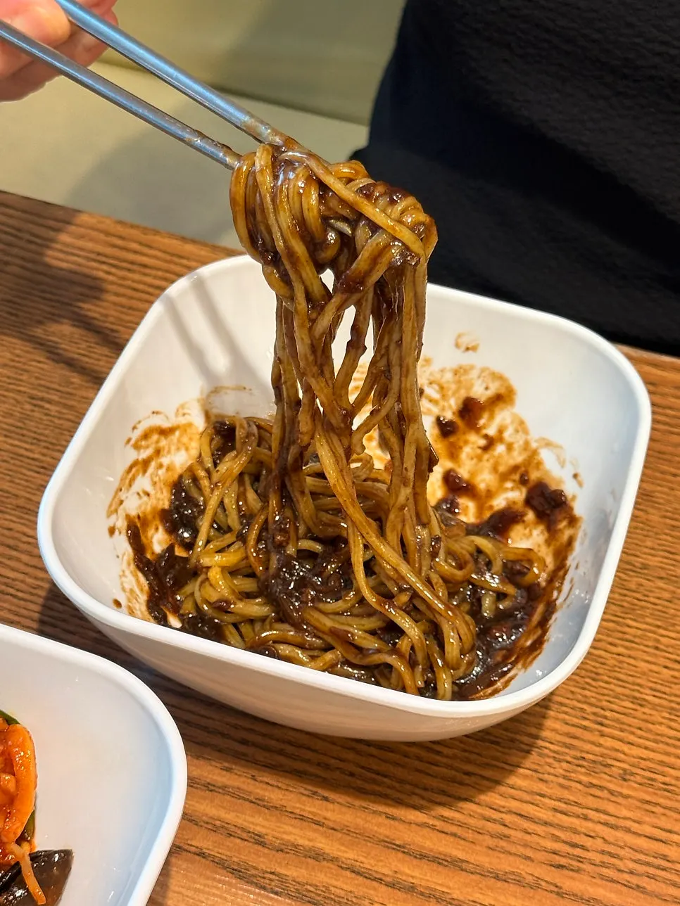 탱탱한 면발의 짜장면 한 그릇