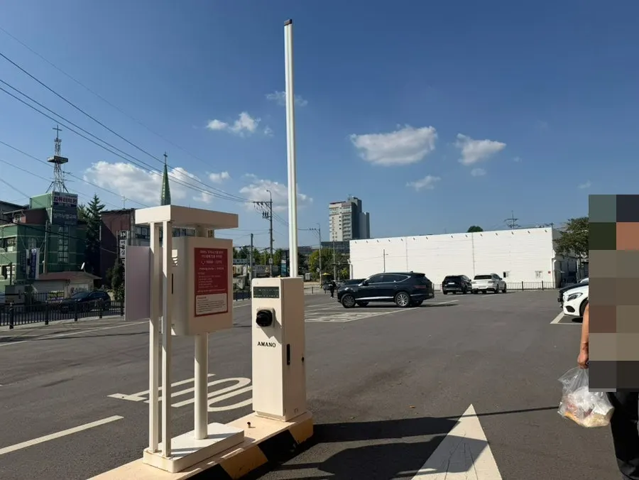 Large parking lot in front of the Doasis building