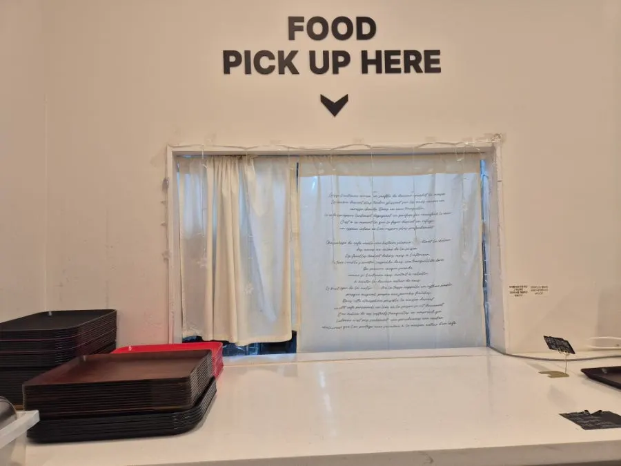 Food pickup area and water purifier next to the self-packing counter