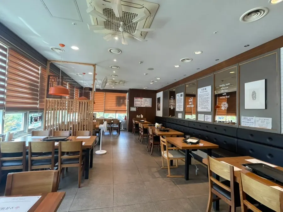 Table seating inside Opumchae