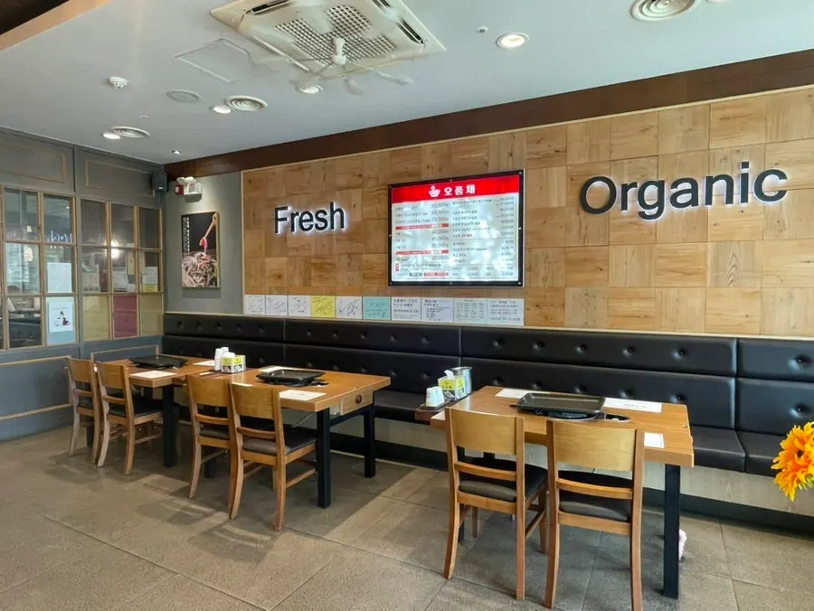 Large-table space for family gatherings