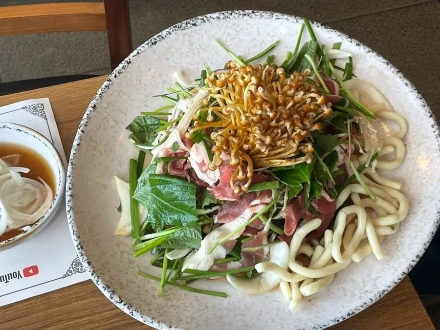 Flower duck bulgogi with vegetables and rice cakes