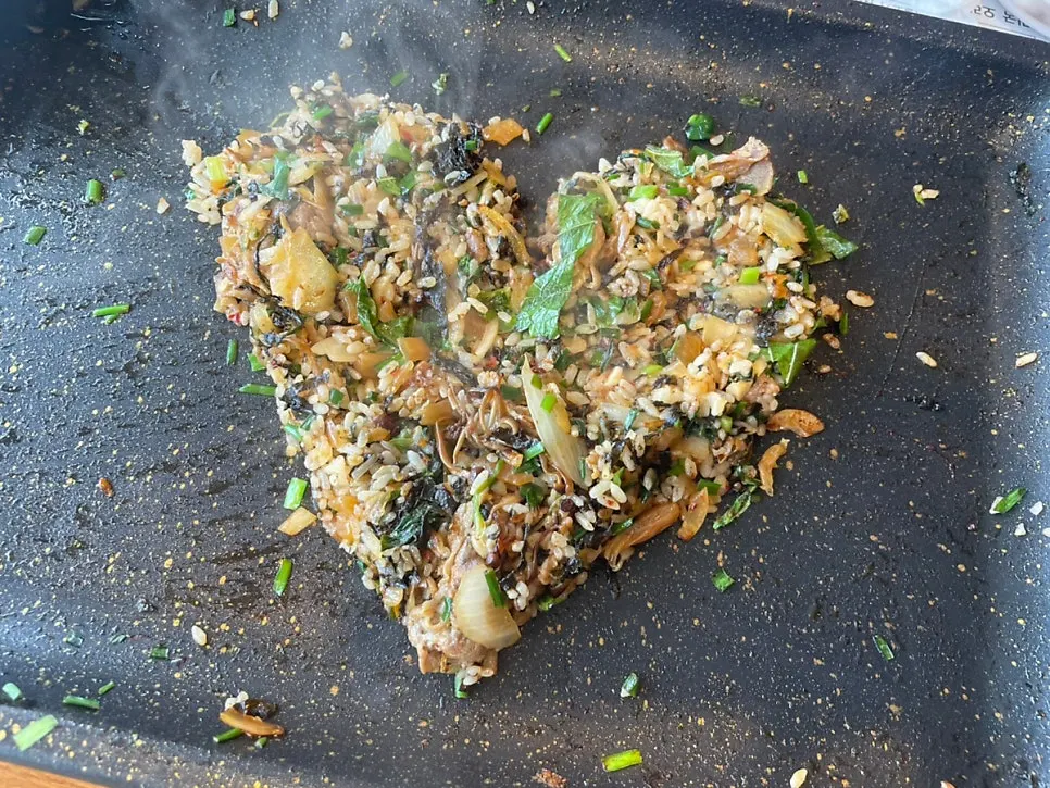 Making fried rice with roasted seaweed and chives