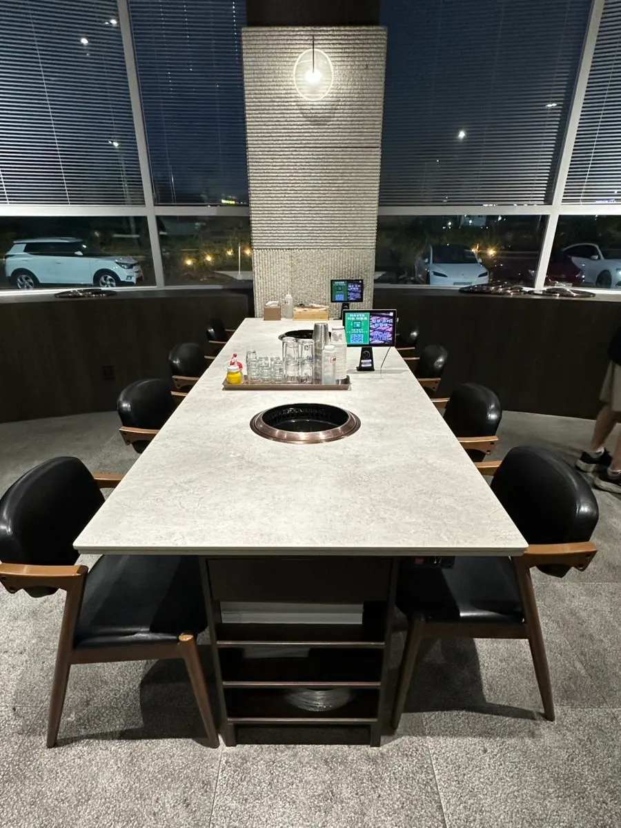Charcoal grill table with wide spacing at Manpo Garden