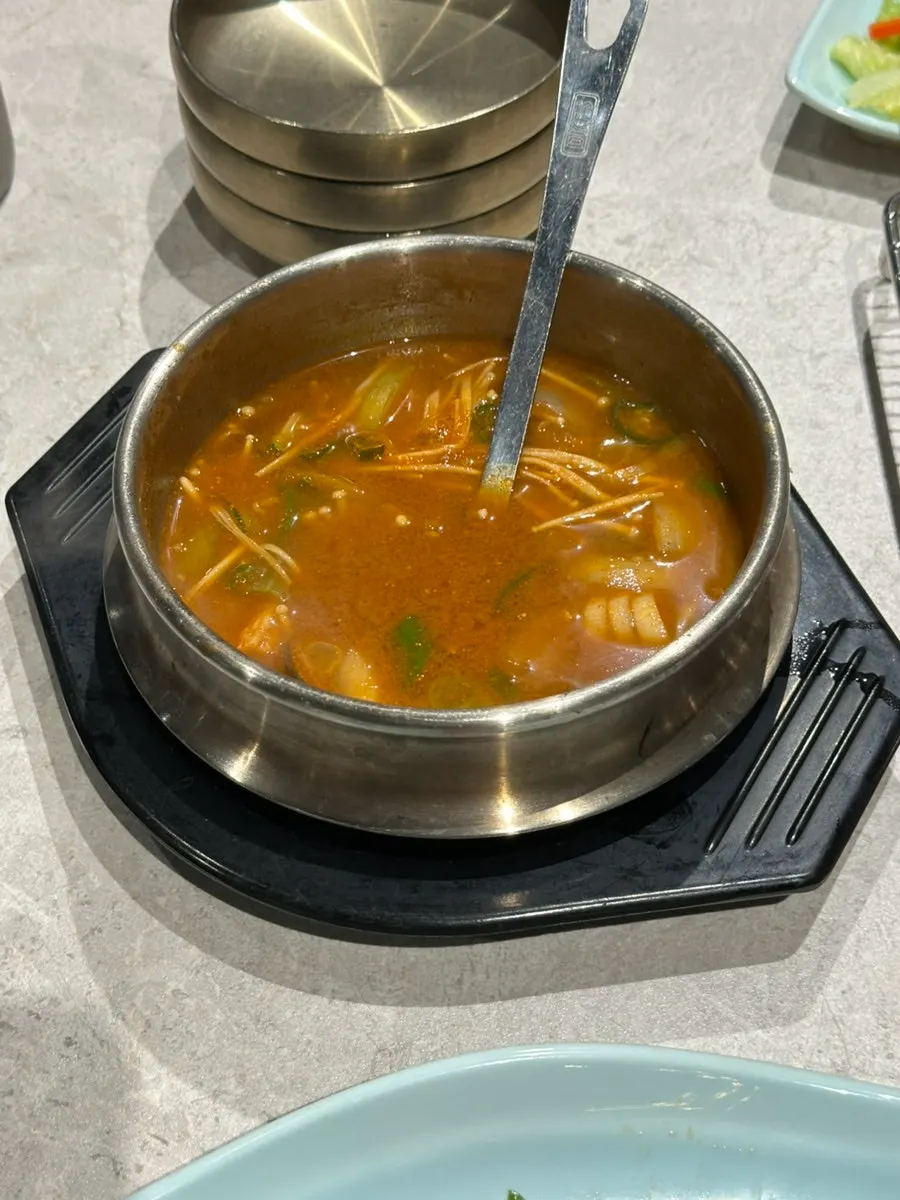 Self-service side dish corner at Manpo Garden
