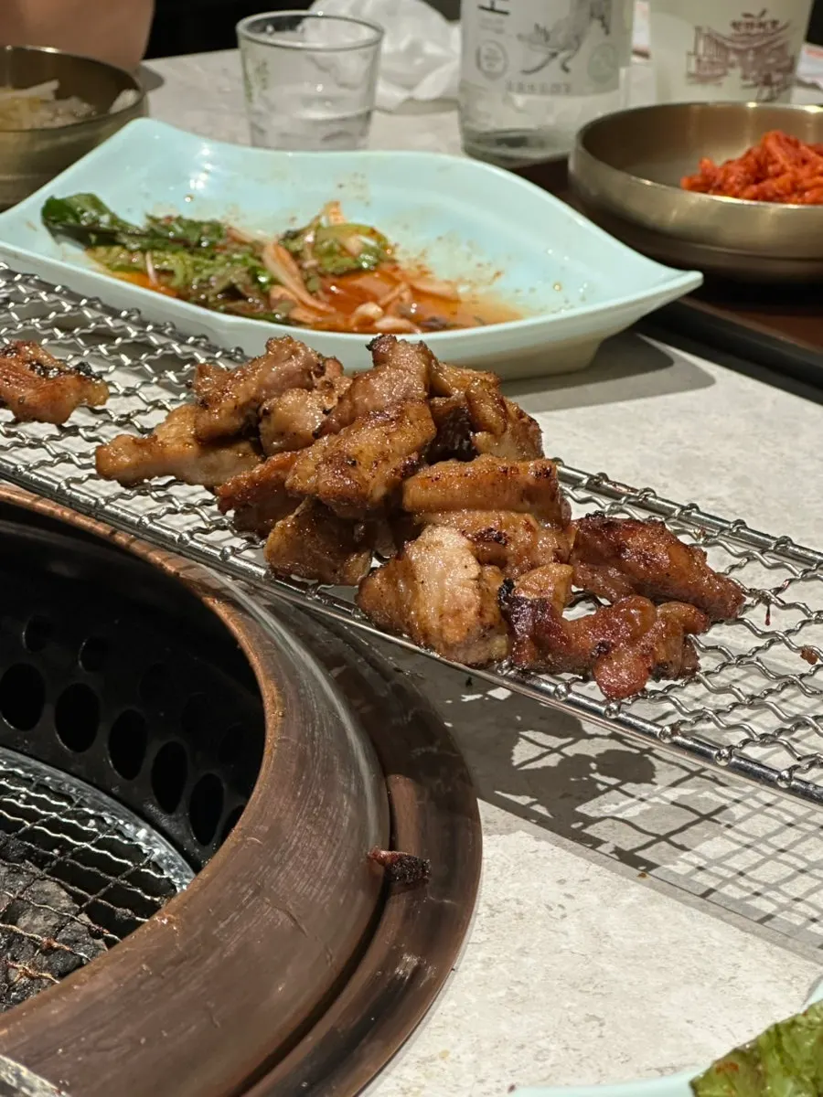 Bibim naengmyeon topped with seasoned galbi