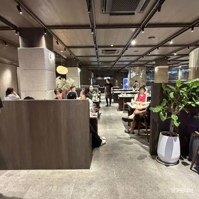 建物一棟を使うManpo Garden楊州店の広いホール