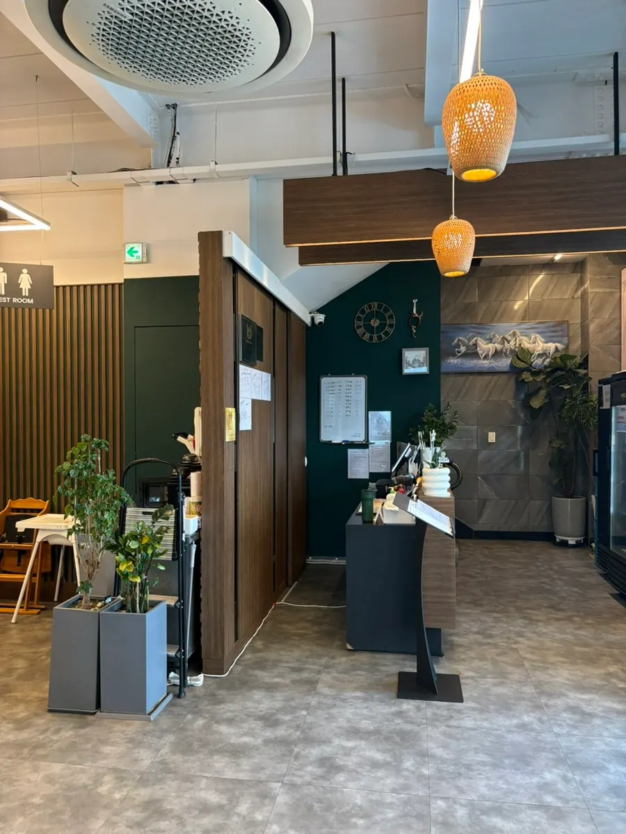 Spacious dining room and tables at Manpo Galbi Yangju Main Branch