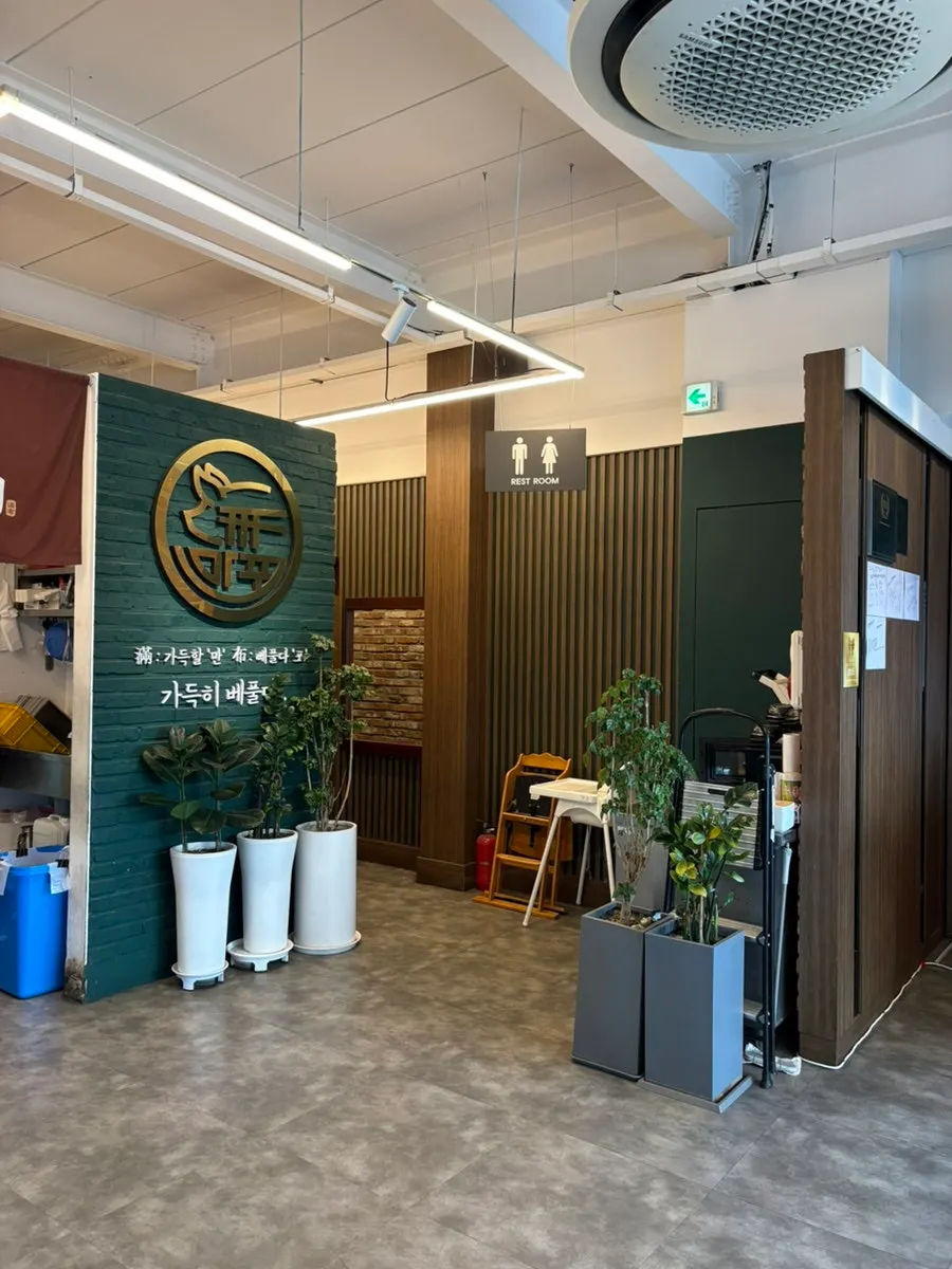 Widely spaced seating in the Manpo Galbi dining hall