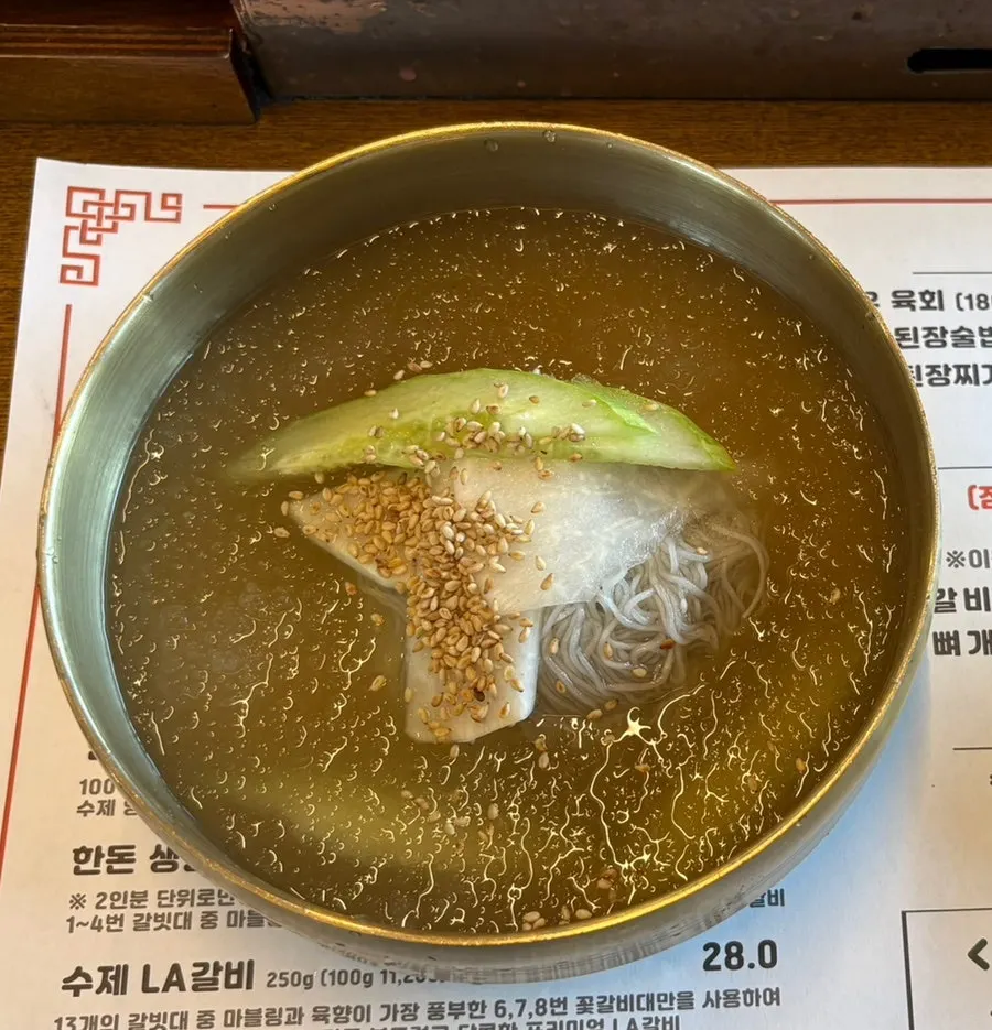 Sign for choosing house-made water or bibim Hamhung naengmyeon
