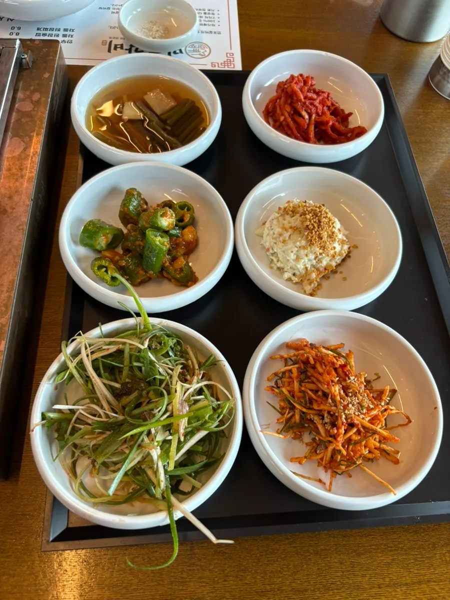 A bowl of Manpo Galbi water naengmyeon