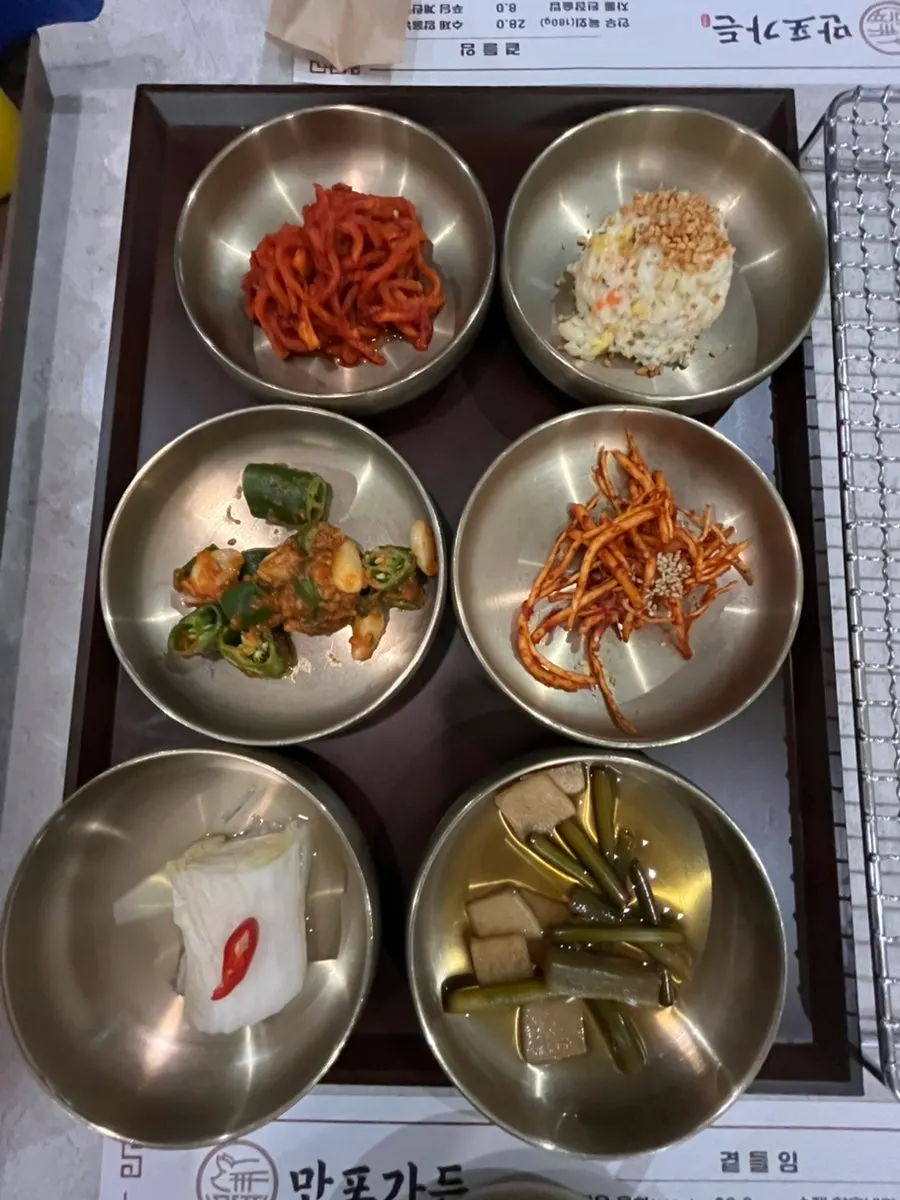 Basic side dishes at Manpo Garden including jangajji and mu-saengchae