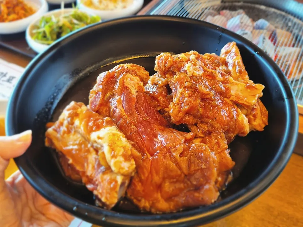 접시에 담긴 한돈 수제 양념갈비