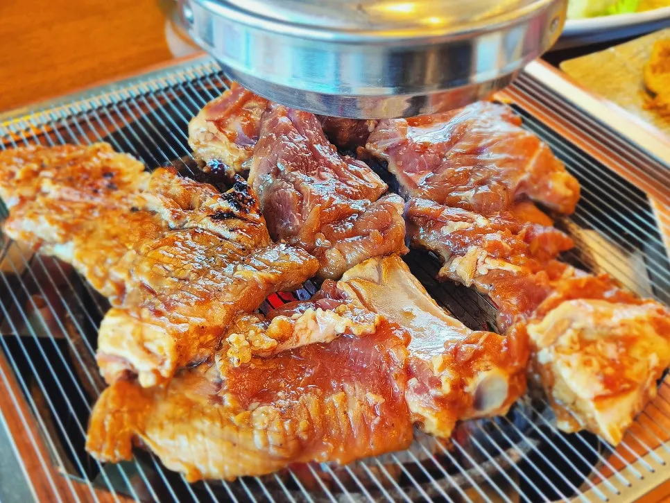 칼집 낸 양념갈비 굽는 모습