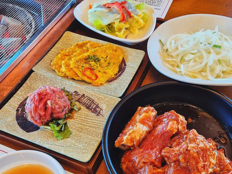 양념이 밴 두툼한 돼지갈비