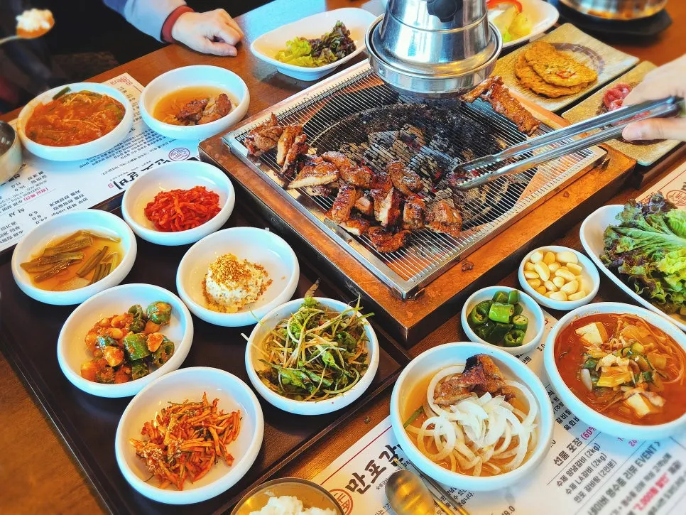 숯불에 구워지는 두툼한 양념갈비