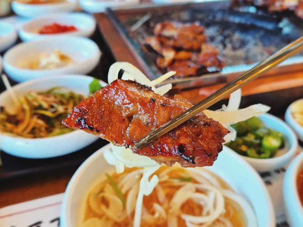 윤기 도는 다 구워진 양념갈비