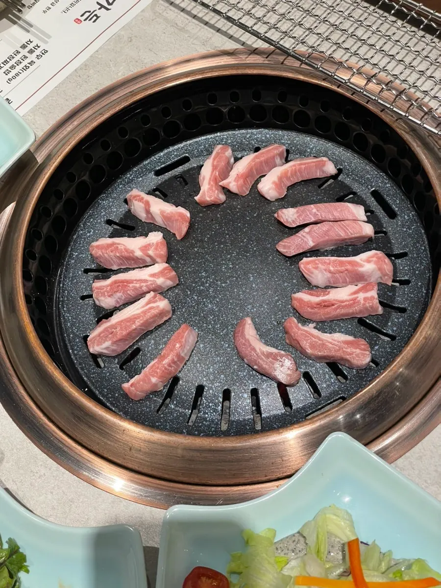 신선한 고기 식사 장면