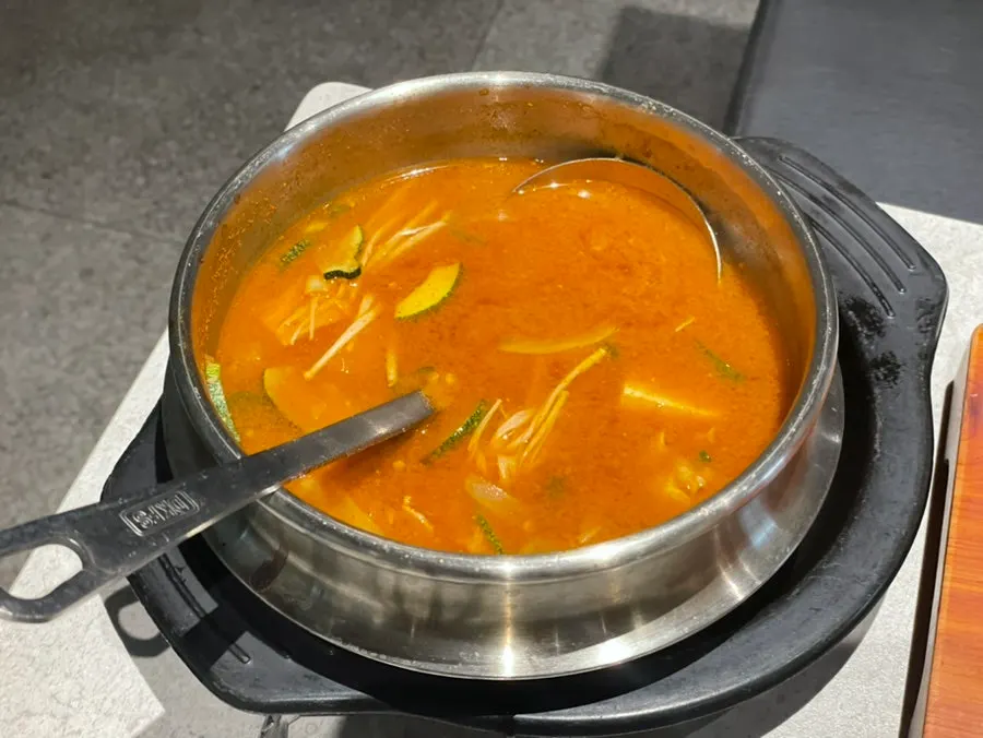 아래로 빨아들이는 고기 환기 구조