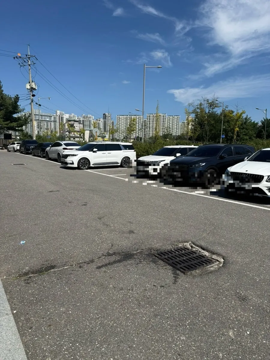 Wide parking area in front of Manpo Garden