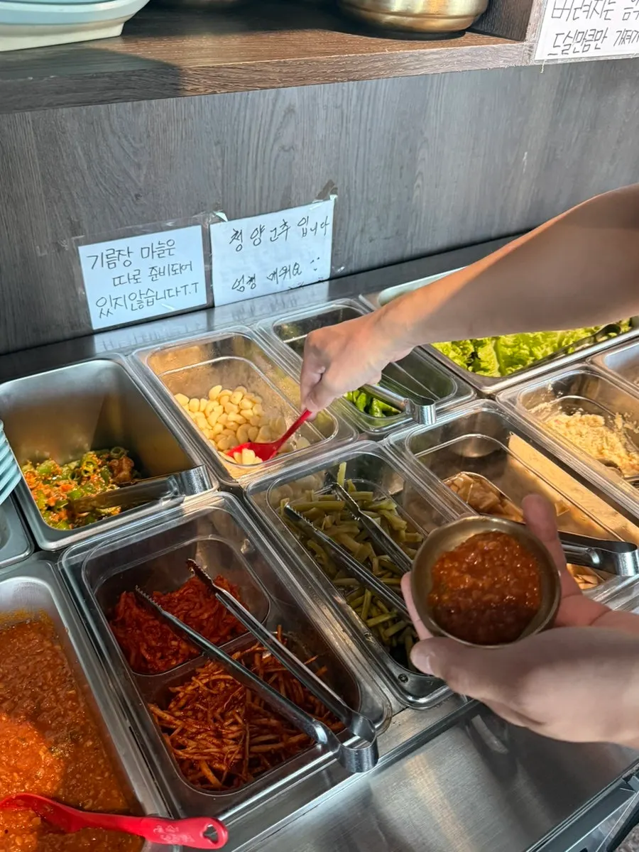 Self-service side dish bar at Manpo Garden