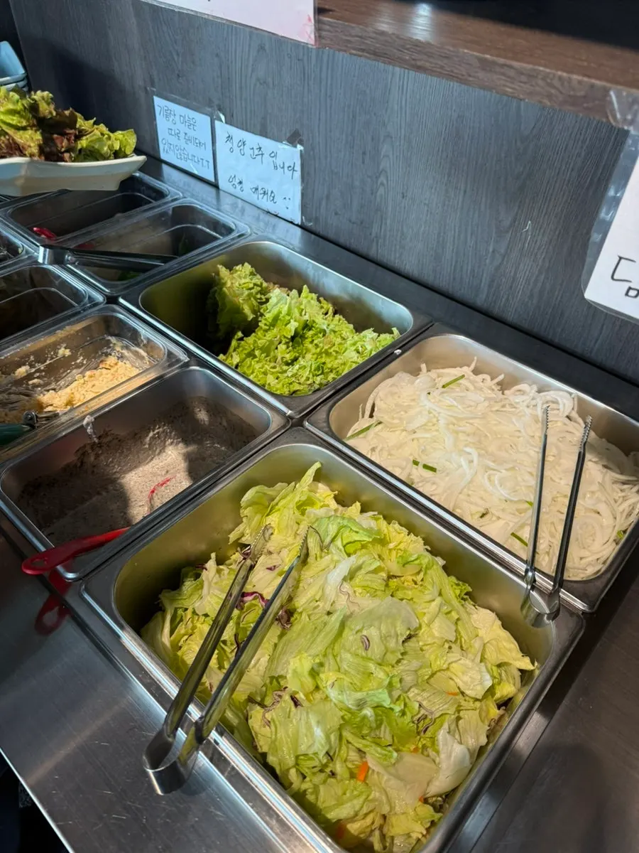 Side dish section at the self-service bar