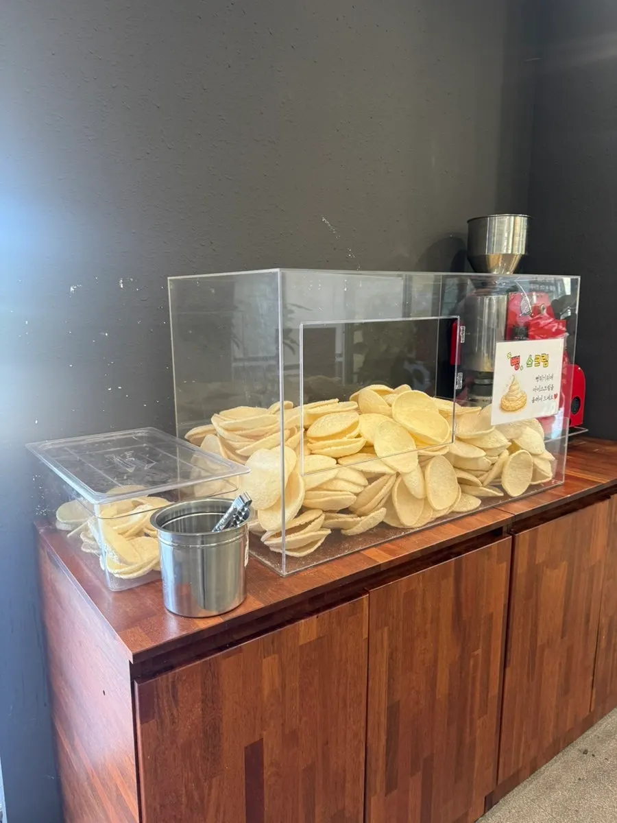 Soft-serve ice cream machine for dessert