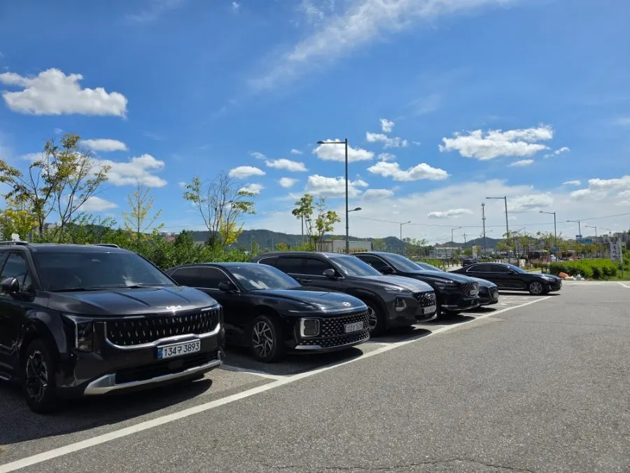 Spacious parking lot in front of Manpo Garden Yangju