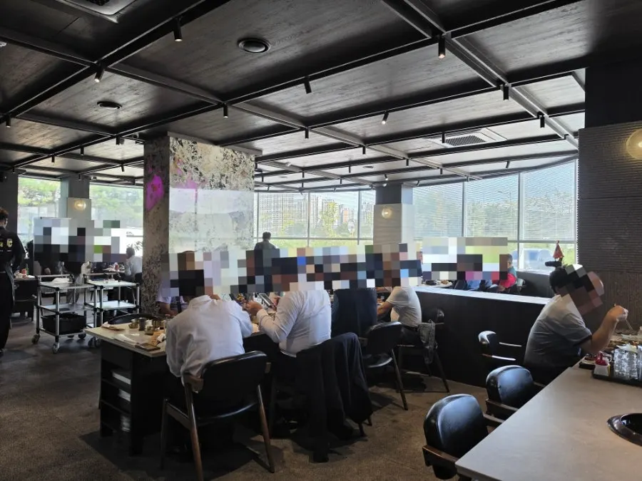 Interior of Manpo Garden with wide table spacing