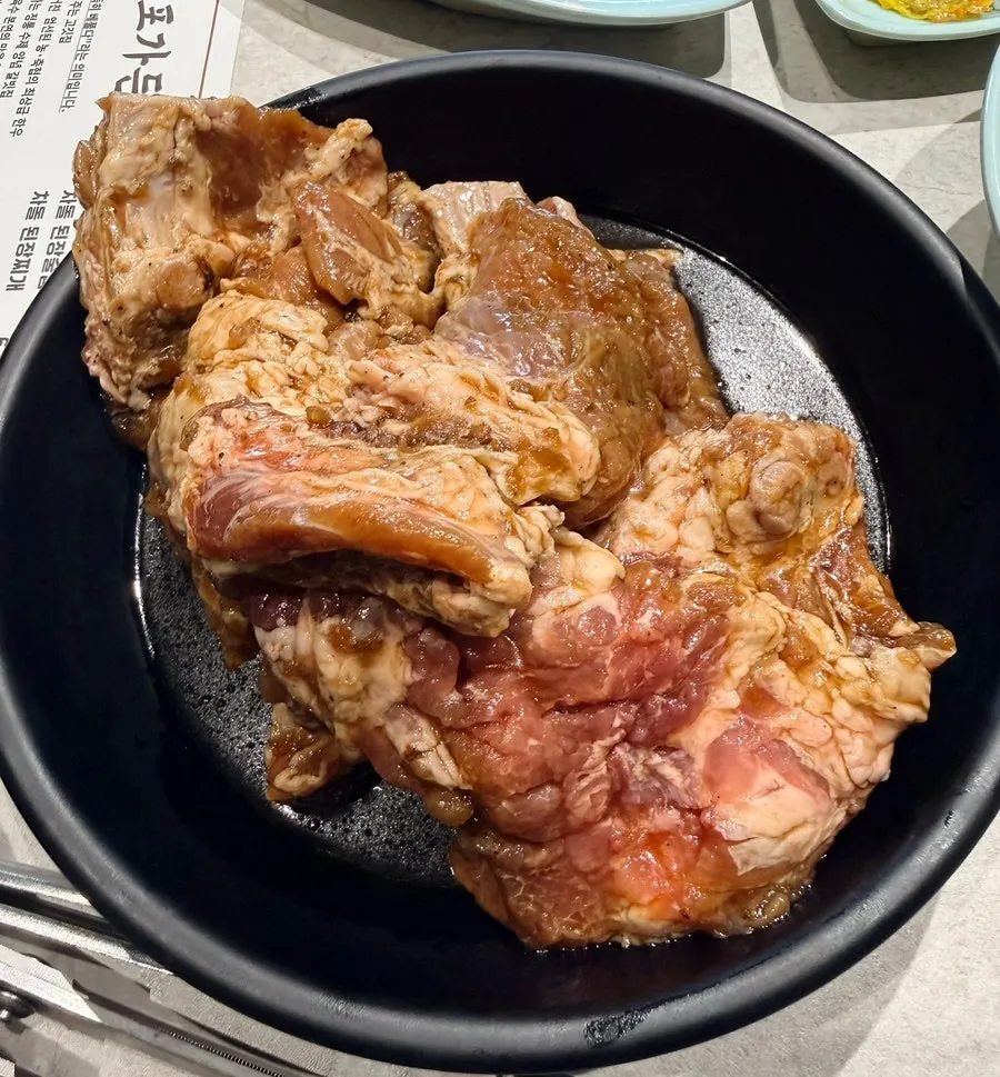 밑반찬이 깔린 만포가든 테이블 전체